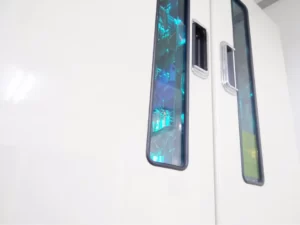 院内紹介 医院外観 医院外観 医院外観です。 玄関 玄関 当院入口です。 受付 受付 いつも笑顔で皆様を優しくお迎えできるよう心掛けております。不明点や疑問点がございましたら、お気軽にお申し付けください。 マイナンバーカードリーダー マイナンバーカードリーダー 健康保険証の代わりにマイナンバーカードをご持参いただき、カードリーダーにかざして顔認証していただくことで利用可能です。 待合室 待合室 出来るだけ患者様をお待たせしないようにしております。診療までこちらでごゆっくりとリラックスしてお待ち下さい。 待合室2 待合室2 2020年11月に待合室をリニューアルしました。 待合室にはテレビや雑誌、漫画などを完備しております。 診療室 診療室 患者様にリラックスして診療をお受け頂けるように、スペースを広めにとってあります。 診療室2 診療室2 衛生的で設備の整ったユニットで、気持ちよく治療を受けていただけます。 患者様用リーフレット 患者様用リーフレット 待合室に様々なリーフレットをご用意してます。ご自由にお持ち帰りください。 ケアグッズ ケアグッズ 患者様ごとに、お口の中の状態は違います。当院では、患者様にあったケアグッズをご用意しております。お気軽にお声掛けください。 お口の豆知識ボード お口の豆知識ボード 受付前に豆知識ボードをご用意しております。スタッフが手作りで定期的に情報を発信しています。診療前・診療後に是非ご覧ください。 院内感染対策 紫外線殺菌庫 紫外線殺菌庫