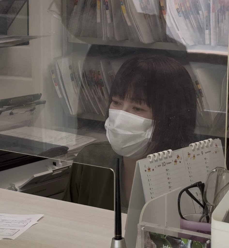 「患者さんに治療の選択肢を説明する清藤歯科のスタッフ」